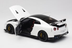 Nissan GT-R R35 Track Edition NISMO Pearl White MotorHelix 1:18 M83518 Métal Moulé — image 5 sur 8