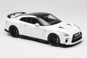 Nissan GT-R R35 Track Edition NISMO Pearl White MotorHelix 1:18 M83518 Métal Moulé — image 6 sur 8