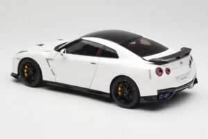 Nissan GT-R R35 Track Edition NISMO Pearl White MotorHelix 1:18 M83518 Métal Moulé — image 7 sur 8