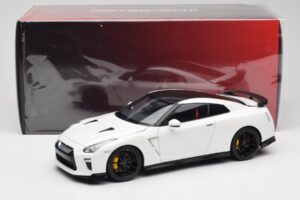 Nissan GT-R R35 Track Edition NISMO Pearl White MotorHelix 1:18 M83518 Métal Moulé — image 8 sur 8