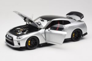 Nissan GT-R R35 Track Edition NISMO T-Spec Ultimate Metal Silver MotorHelix 1:18 M83517 Métal Moulé — image 2 sur 8