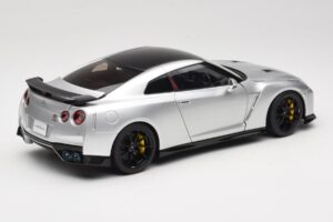 Nissan GT-R R35 Track Edition NISMO T-Spec Ultimate Metal Silver MotorHelix 1:18 M83517 Métal Moulé — image 3 sur 8