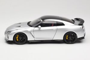 Nissan GT-R R35 Track Edition NISMO T-Spec Ultimate Metal Silver MotorHelix 1:18 M83517 Métal Moulé — image 4 sur 8