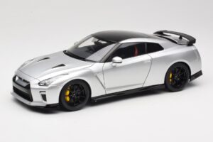 Nissan GT-R R35 Track Edition NISMO T-Spec Ultimate Metal Silver MotorHelix 1:18 M83517 Métal Moulé