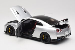 Nissan GT-R R35 Track Edition NISMO T-Spec Ultimate Metal Silver MotorHelix 1:18 M83517 Métal Moulé — image 5 sur 8