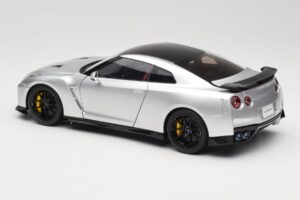 Nissan GT-R R35 Track Edition NISMO T-Spec Ultimate Metal Silver MotorHelix 1:18 M83517 Métal Moulé — image 7 sur 8