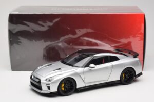 Nissan GT-R R35 Track Edition NISMO T-Spec Ultimate Metal Silver MotorHelix 1:18 M83517 Métal Moulé — image 8 sur 8