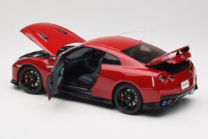 Nissan GT-R R35 Track Edition NISMO Vibrant Red MotorHelix 1:18 M83511 Métal Moulé — image 5 sur 8