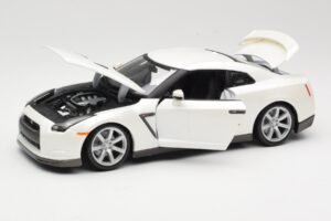 Nissan GT-R R35 Blanc Bburago 1:18 18-12079 Métal Moulé — image 2 sur 8