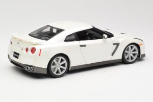 Nissan GT-R R35 Blanc Bburago 1:18 18-12079 Métal Moulé — image 3 sur 8