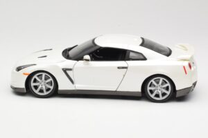 Nissan GT-R R35 Blanc Bburago 1:18 18-12079 Métal Moulé — image 4 sur 8