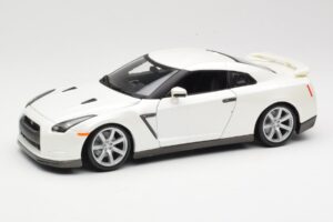 Nissan GT-R R35 Blanc Bburago 1:18 18-12079 Métal Moulé