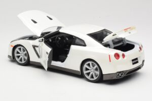 Nissan GT-R R35 Blanc Bburago 1:18 18-12079 Métal Moulé — image 5 sur 8
