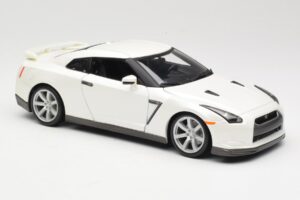Nissan GT-R R35 Blanc Bburago 1:18 18-12079 Métal Moulé — image 6 sur 8