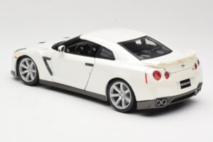 Nissan GT-R R35 Blanc Bburago 1:18 18-12079 Métal Moulé — image 7 sur 8