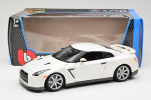 Nissan GT-R R35 Blanc Bburago 1:18 18-12079 Métal Moulé — image 8 sur 8