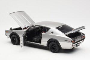Nissan Skyline 2000 GT-R KPGC110 Argent Kyosho 1:18 08255S Métal Moulé — image 5 sur 8
