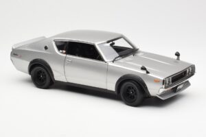 Nissan Skyline 2000 GT-R KPGC110 Argent Kyosho 1:18 08255S Métal Moulé — image 6 sur 8