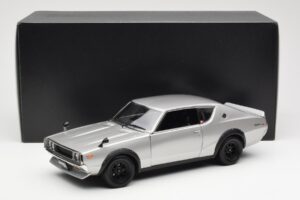 Nissan Skyline 2000 GT-R KPGC110 Argent Kyosho 1:18 08255S Métal Moulé — image 8 sur 8
