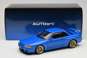 Nissan Skyline GT-R R32 V-Spec II Tuned Bleu AUTOart 1:18 77415 Métal Moulé — image 8 sur 8