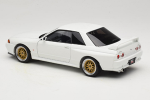 Nissan Skyline GT-R R32 V-Spec II Tuned Crystal White AUTOart 1:18 77416 Métal Moulé — image 7 sur 8