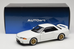 Nissan Skyline GT-R R32 V-Spec II Tuned Crystal White AUTOart 1:18 77416 Métal Moulé — image 8 sur 8