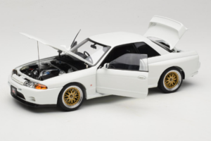 Nissan Skyline GT-R R32 V-Spec II Tuned Crystal White AUTOart 1:18 77416 Métal Moulé — image 2 sur 8
