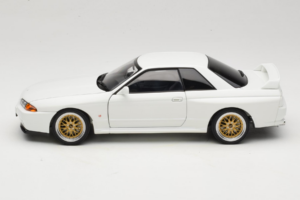 Nissan Skyline GT-R R32 V-Spec II Tuned Crystal White AUTOart 1:18 77416 Métal Moulé — image 4 sur 8