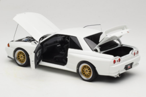 Nissan Skyline GT-R R32 V-Spec II Tuned Crystal White AUTOart 1:18 77416 Métal Moulé — image 5 sur 8