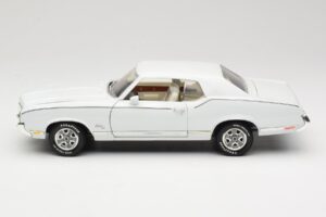 Oldsmobile Cutlass SX Blanc ERTL 1:18 33775 Métal Moulé — image 4 sur 8