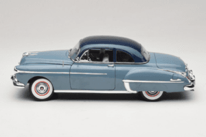 Oldsmobile 88 Bleu Grease Auto World 1:18 AWSS103/06 Métal Moulé — image 4 sur 8