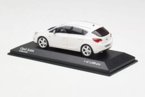 Opel Astra J Blanc Minichamps 1:43 400049001 Métal Moulé — image 3 sur 4