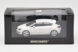 Opel Astra J Blanc Minichamps 1:43 400049001 Métal Moulé — image 4 sur 4