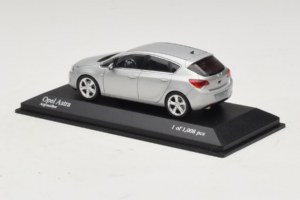 Opel Astra J Argent Minichamps 1:43 400049000 Métal Moulé — image 3 sur 4