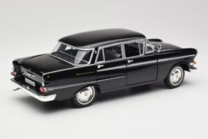 Opel Kapitan P1 Noir Revell 1:18 08822 Métal Moulé — image 3 sur 8