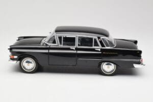 Opel Kapitan P1 Noir Revell 1:18 08822 Métal Moulé — image 4 sur 8