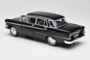 Opel Kapitan P1 Noir Revell 1:18 08822 Métal Moulé — image 7 sur 8