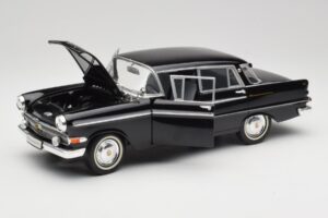 Opel Kapitan P2 Noir Revell 1:18 08821 Métal Moulé — image 2 sur 8