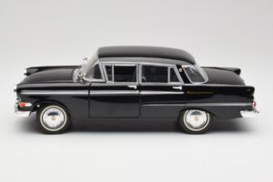 Opel Kapitan P2 Noir Revell 1:18 08821 Métal Moulé — image 4 sur 8