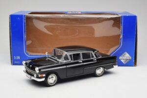 Opel Kapitan P2 Noir Revell 1:18 08821 Métal Moulé — image 8 sur 8