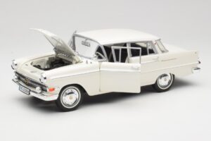 Opel Kapitan P2 Blanc Revell 1:18 08821-M1 Métal Moulé — image 2 sur 8