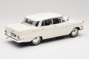 Opel Kapitan P2 Blanc Revell 1:18 08821-M1 Métal Moulé — image 3 sur 8