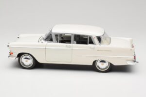 Opel Kapitan P2 Blanc Revell 1:18 08821-M1 Métal Moulé — image 4 sur 8