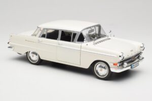 Opel Kapitan P2 Blanc Revell 1:18 08821-M1 Métal Moulé — image 6 sur 8