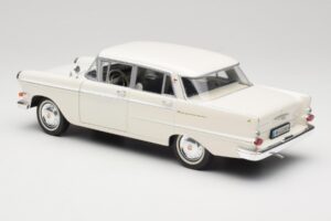 Opel Kapitan P2 Blanc Revell 1:18 08821-M1 Métal Moulé — image 7 sur 8