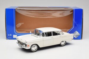Opel Kapitan P2 Blanc Revell 1:18 08821-M1 Métal Moulé — image 8 sur 8