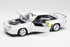 Opel Manta 400 Homologation Blanc Revell 1:18 8819 Métal Moulé — image 2 sur 8
