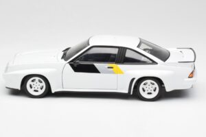 Opel Manta 400 Homologation Blanc Revell 1:18 8819 Métal Moulé — image 4 sur 8