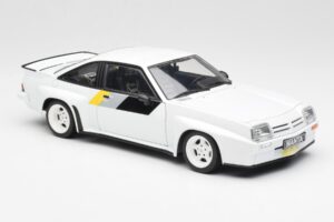 Opel Manta 400 Homologation Blanc Revell 1:18 8819 Métal Moulé — image 6 sur 8