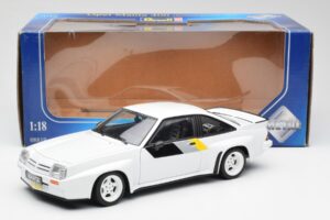 Opel Manta 400 Homologation Blanc Revell 1:18 8819 Métal Moulé — image 8 sur 8